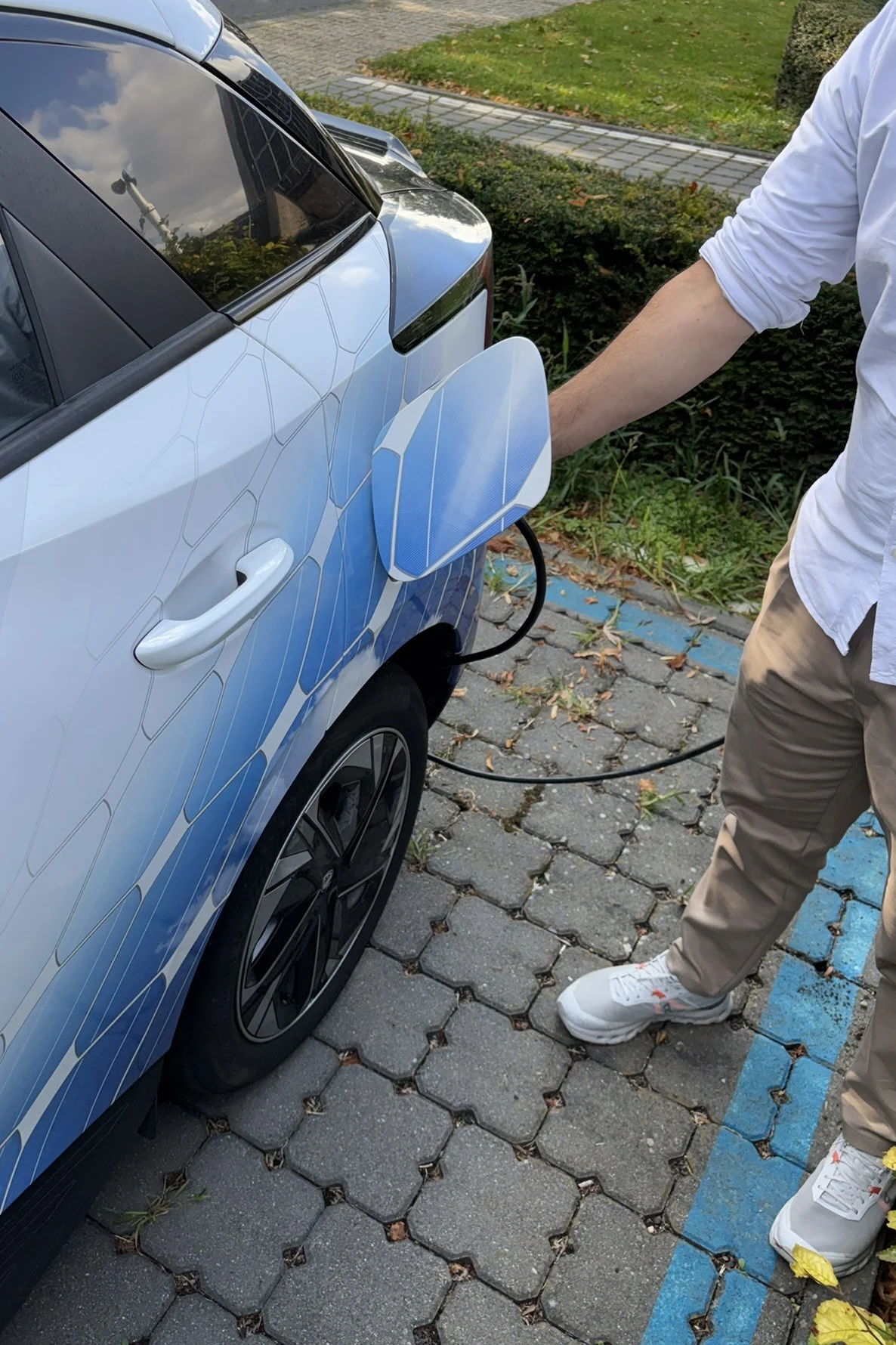 ladekabel-wird-eingesteckt
