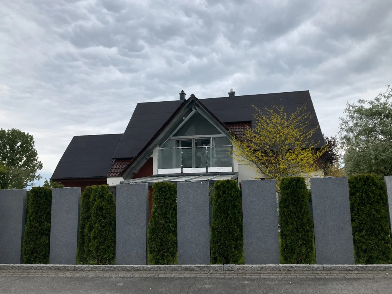 referenz-eohnhaus-mit-gewerbebetrie-erlangen Wohnhaus mit Gewerbeeinheit, Erlangen; Photovoltaikanlage mit einer Generatorleistung von 42,63 kWp;